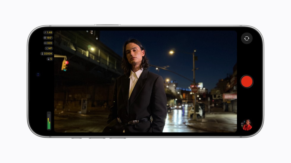 iPhone 18 Pro 上显示 Final Cut Camera 界面:夜幕下的城市街道上,一个人正在摆造型。